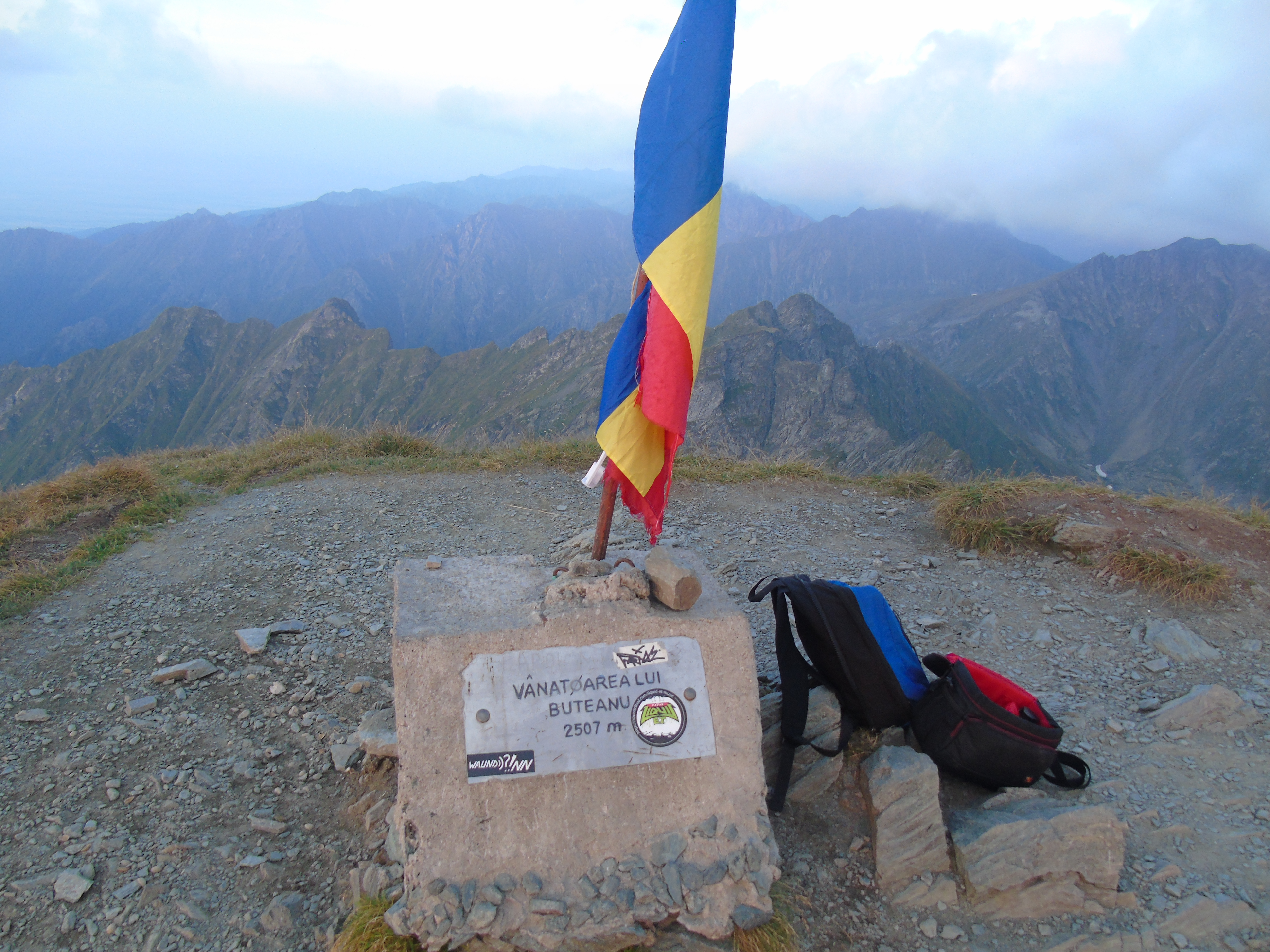 CĂLĂTOR PRIN MASIVELE ROMÂNIEI. 7. ÎMPĂRĂȚIA FĂGĂRAȘULUI. IV. CREASTA ESTICĂ DE LA LACUL BÂLEA LA FEREASTRA MARE A SÂMBETEI VIA PODRAGU-VIȘTEA-MOLDOVEANU