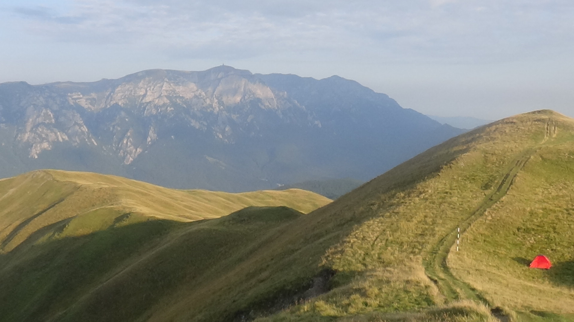 CĂLĂTOR PE POTECILE CARPAŢILOR