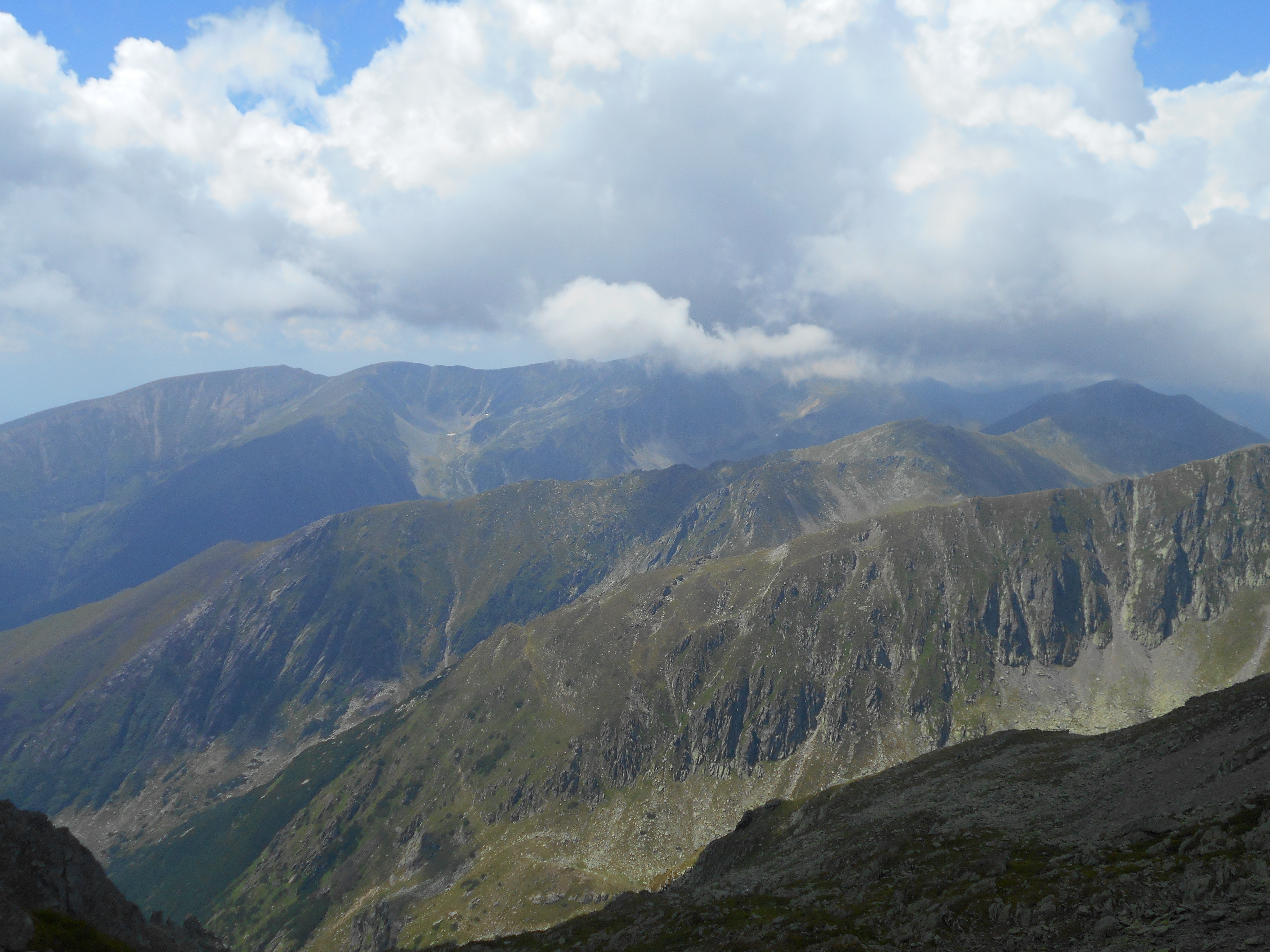 CĂLĂTOR PE POTECILE CARPAŢILOR